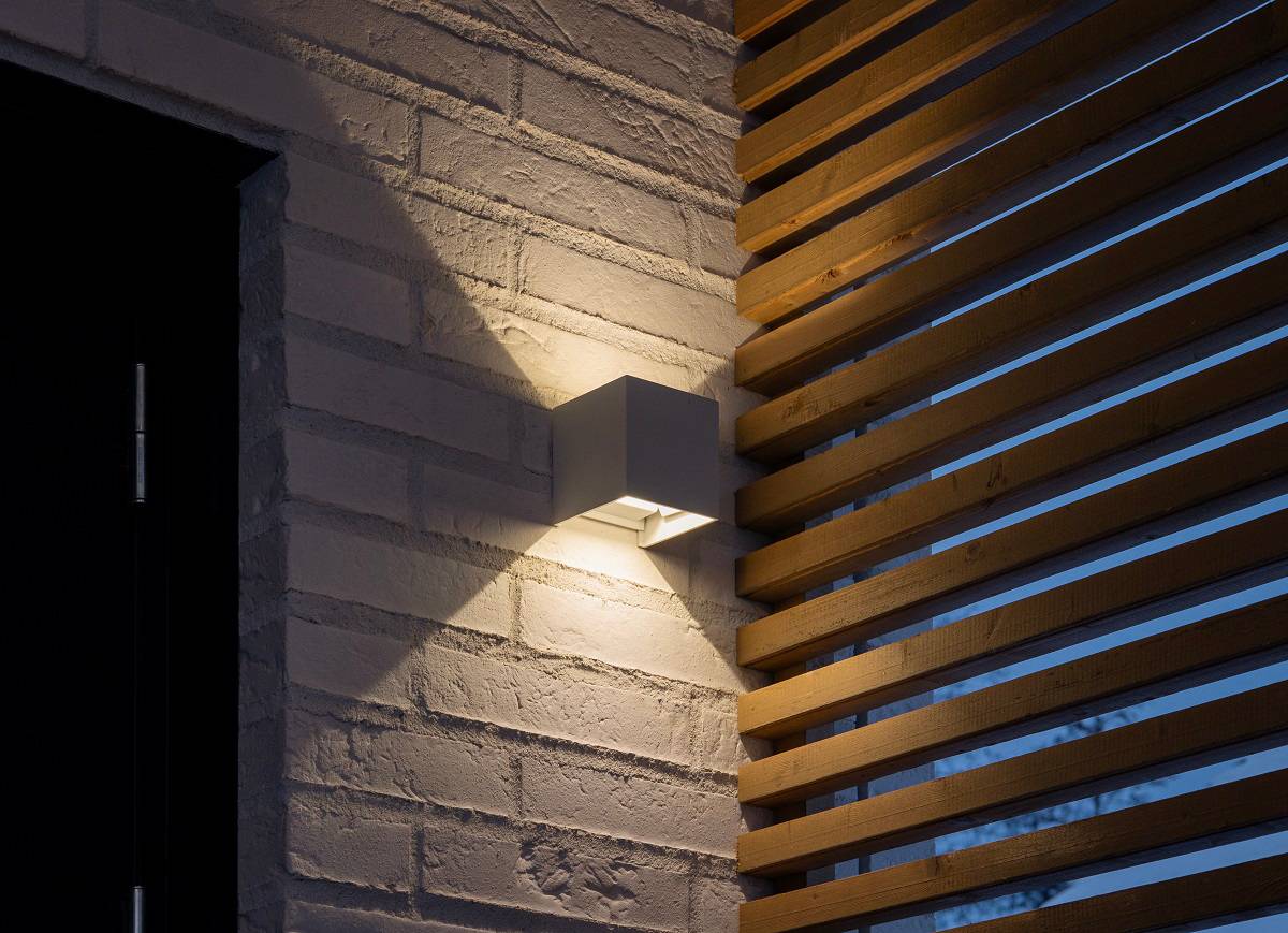 Aplique FUNK con pared de ladrillo blanco.